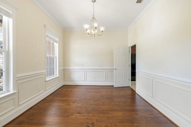 Building Photo - 5633 Tecumseh Dr