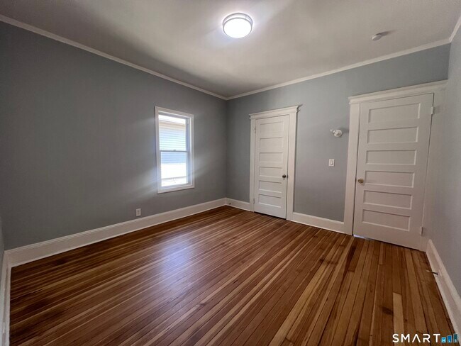 Building Photo - 335 Ridgefield Ave