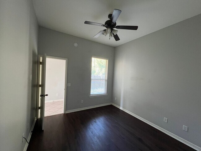 Building Photo - Three Bed / Three Bath with Fenced Yard an...