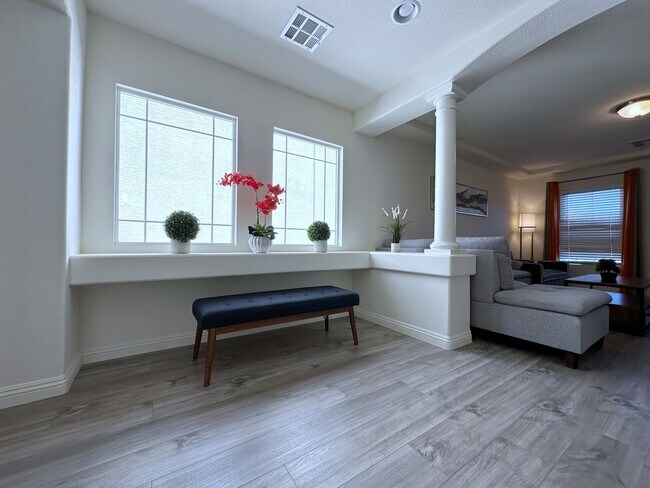 Building Photo - 4Bdrm/2.5bath Single Family Home - Fully Furnished