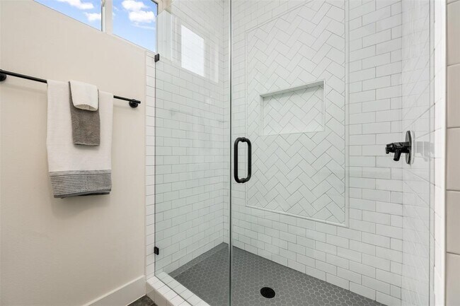 Building Photo - 510 E 7th St