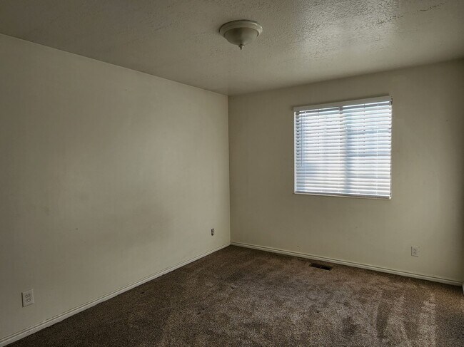 Building Photo - 4 Bd  2.5 Bath Home in West Jordan