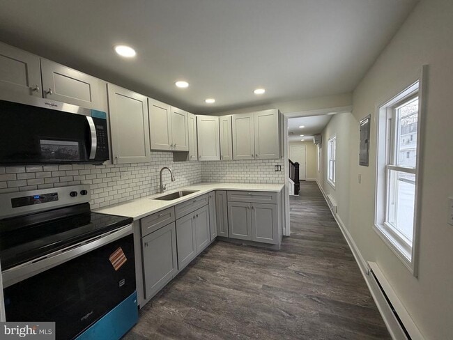 Building Photo - 197 Main St