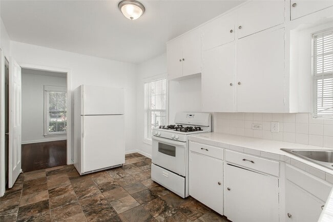 Building Photo - 7414 Robin Rd