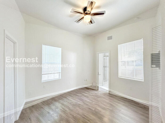 Building Photo - 207 University Ave.