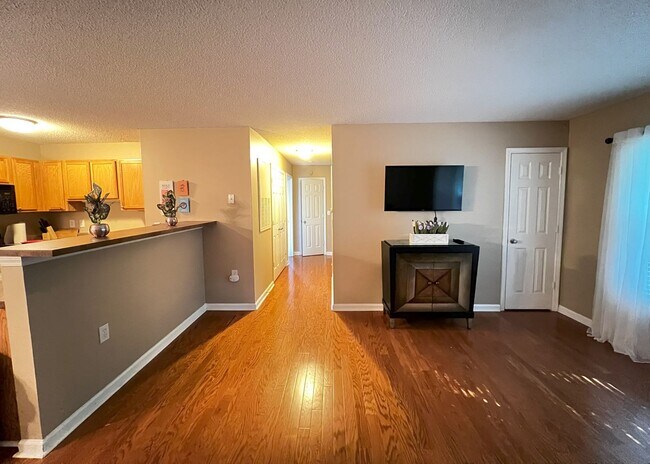 Building Photo - Short Term Rental Now Available!!