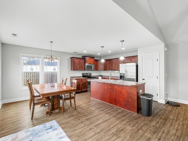 Building Photo - Beautiful Home Close to MCAS New River Air Station