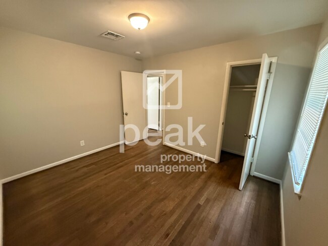 Building Photo - $1,275! 3Bed/ 1.5 Bath House! Located just...