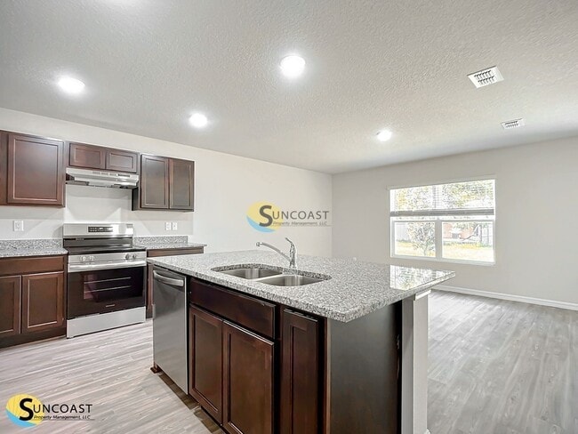 Building Photo - 61 Plainview Dr