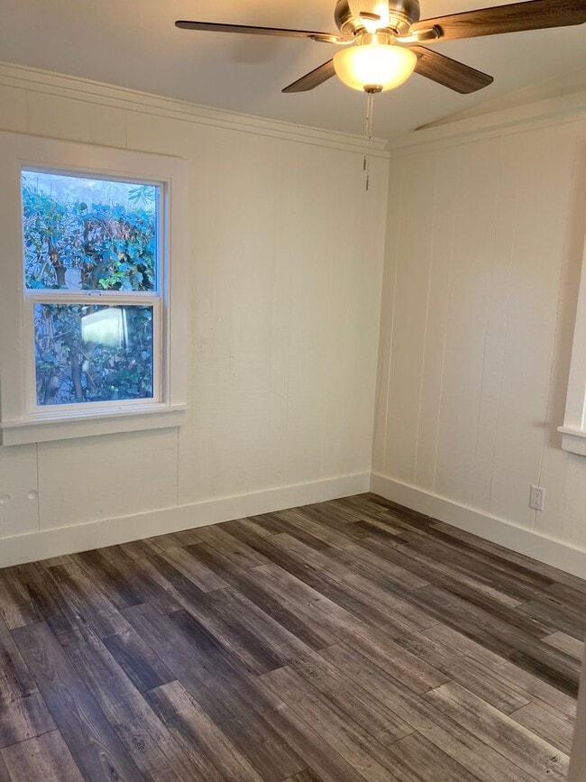 Building Photo - Remodeled Tri-Plex Minutes Away from the Beach!