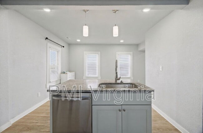 Building Photo - 1035 W 36th St