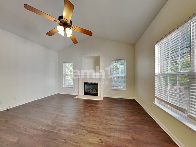 Building Photo - 7495 Sedgebrook Dr E