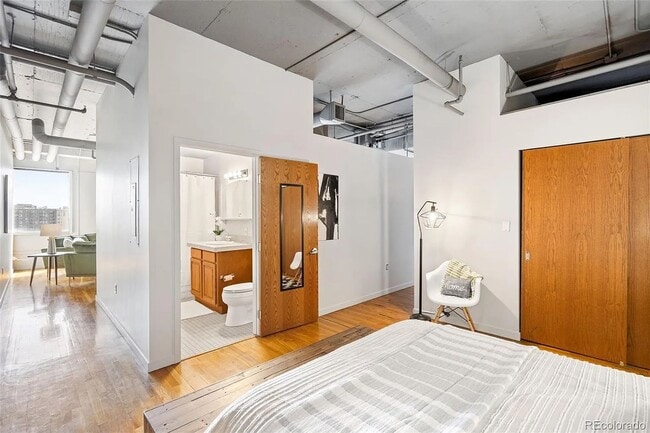 Building Photo - Beautifully Renovated Skyloft One-Bedroom — Available for Move-In May 10th