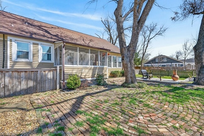 Building Photo - 212 N Grand Ave