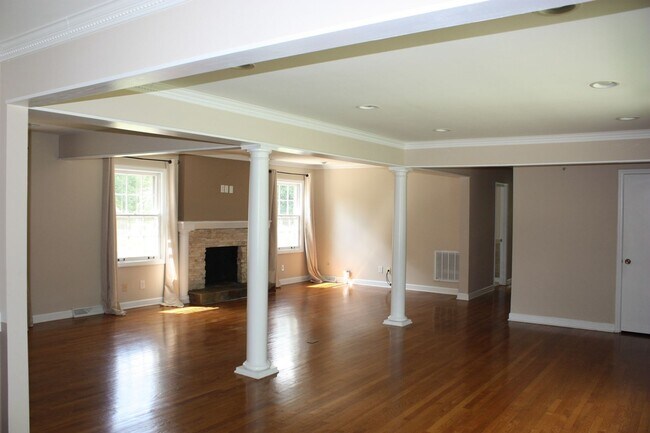 Building Photo - Charming 3BR House in Charlotte