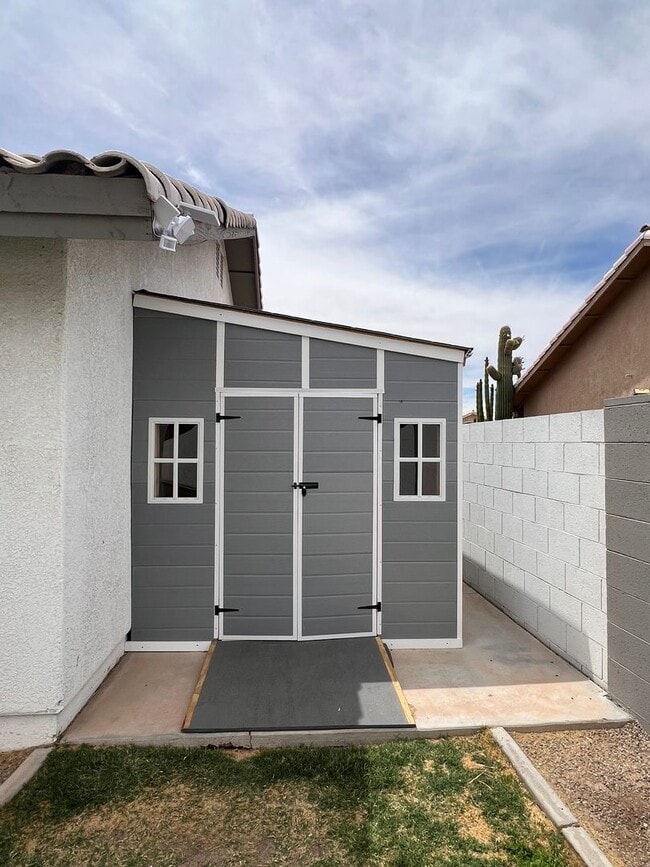 Building Photo - 4 BEDROOM POOL HOME!