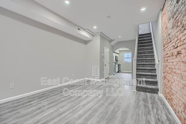 Building Photo - 2622 Llewelyn Ave