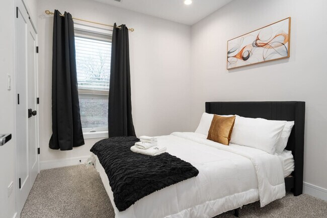 Building Photo - 3723 S Giles Ave