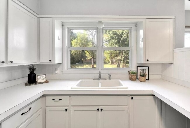 Building Photo - 211 E Meadowlark Rd