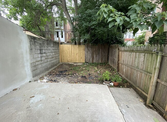 Building Photo - 1911 Fontain St