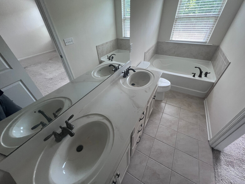 Building Photo - Room in Townhome on Glenburn Ln