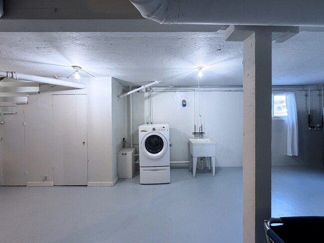 Building Photo - 540 Van Buren St