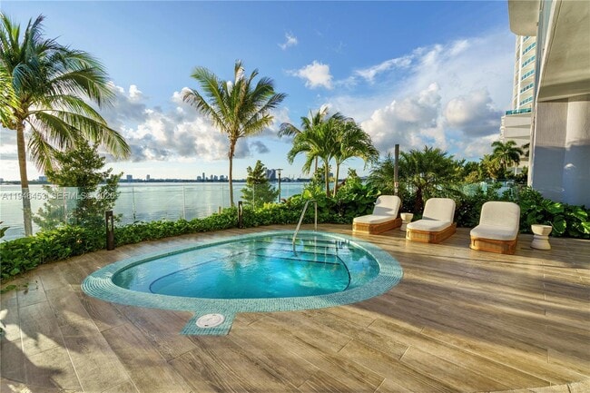 Building Photo - 700 NE 24th St