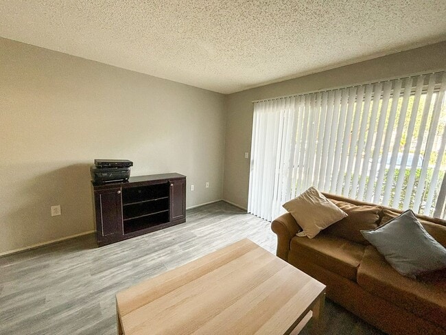 Building Photo - Windsor Park #317 - Pet Friendly!