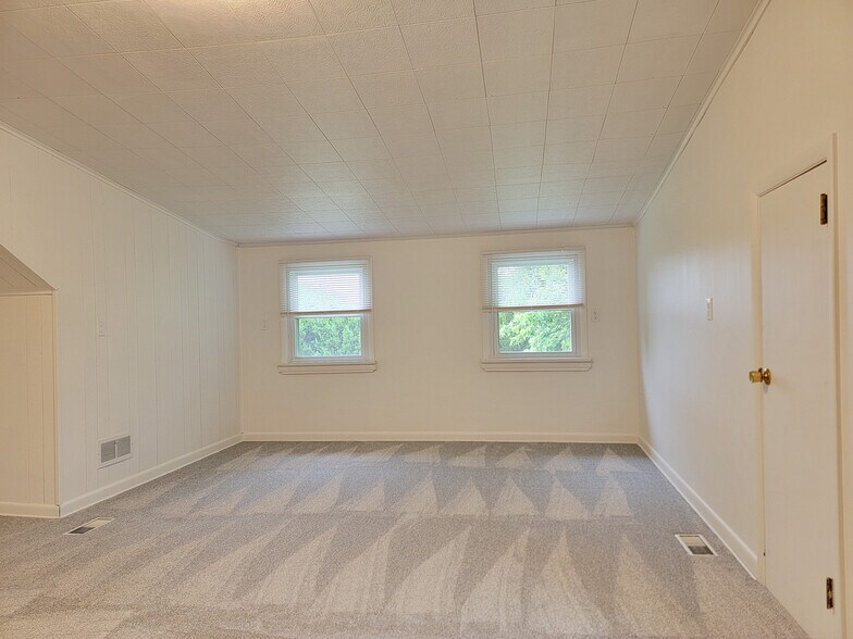 Building Photo - 902 Maple Ln