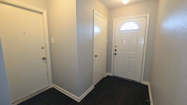 Building Photo - Converse, TX! 3 Bedroom 2.5 Bath Townhome