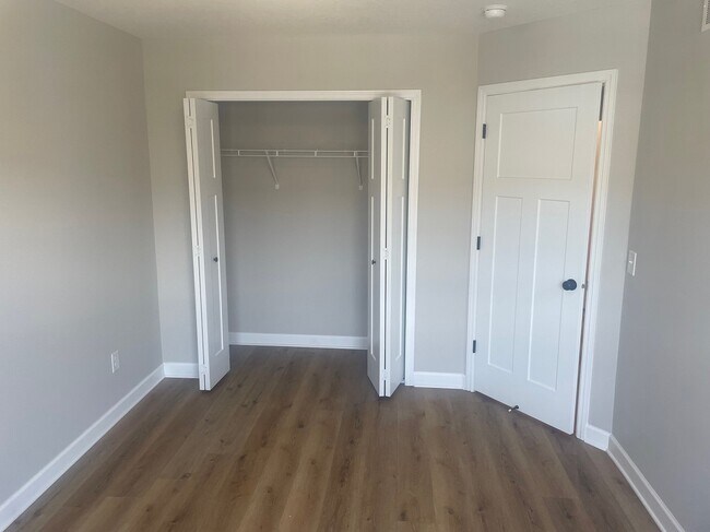 Building Photo - 873 Roselyn Dr