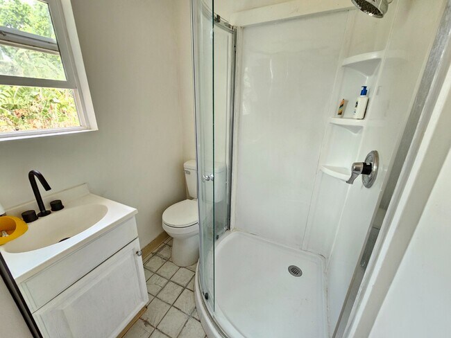 Building Photo - 2 Bed / 1 Bath Apartment with 1 Parking. Shared Laundry