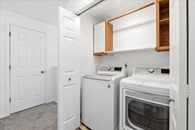 Building Photo - 3 Bedroom 2.5 Bathroom Townhouse in Southeast Boise