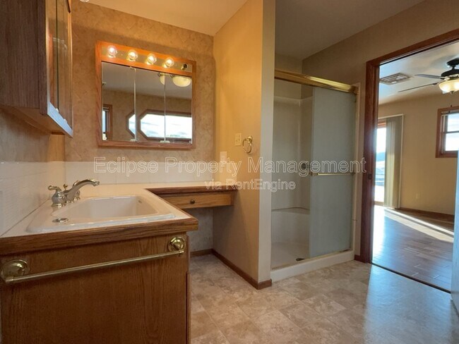 Building Photo - 2737 Sierra Vista Dr