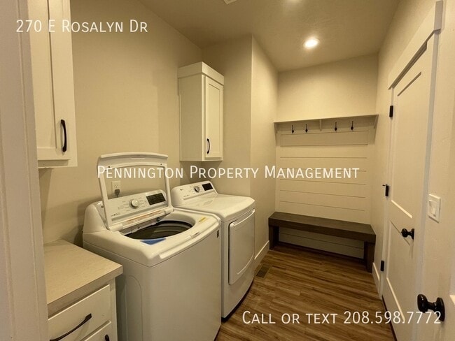 Building Photo - 270 E Rosalyn Dr