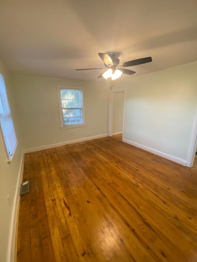 Building Photo - 2120 Chestnut Street – Beautifully Renovat...