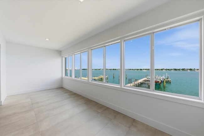 Building Photo - 300 53rd St