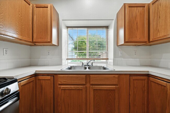 Building Photo - 5827 Orchid Wy S