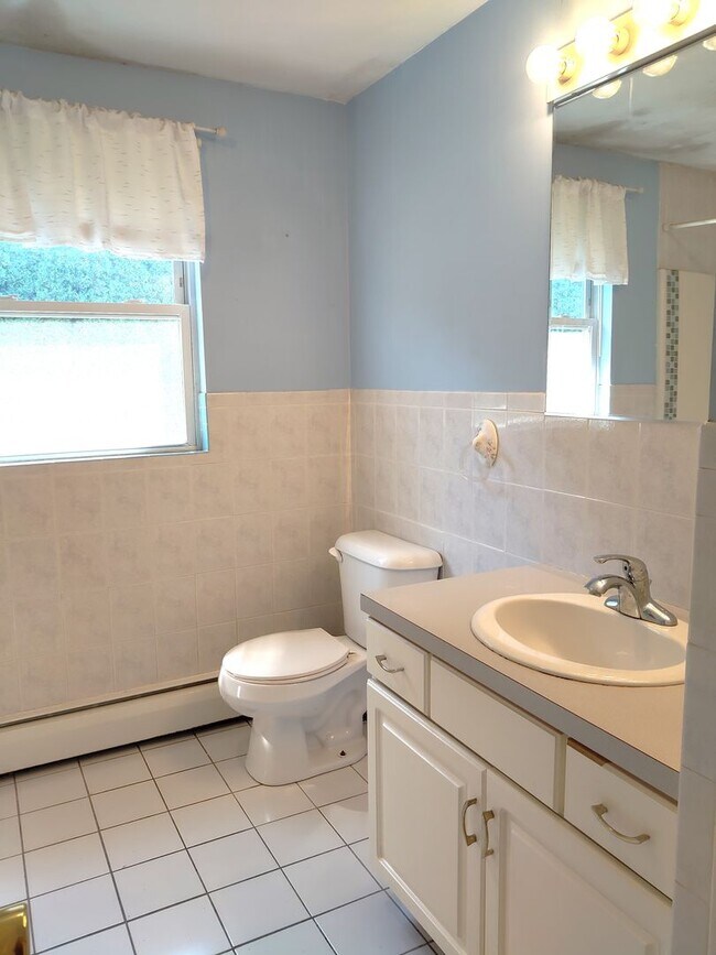 Building Photo - ****Cranston West/Stonehill - Single Famil...