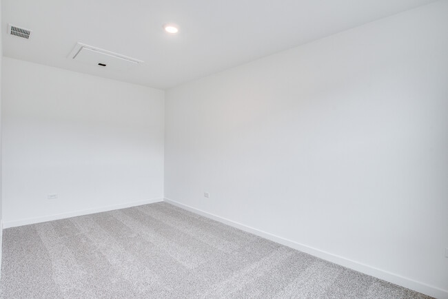 Building Photo - 382 Summit Cir