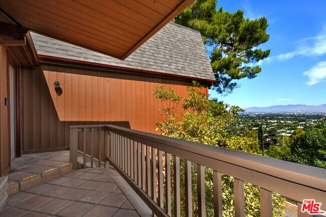 Building Photo - 3682 Berry Dr