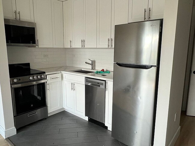 Building Photo - 1-Bedroom Retreat with Granite Finishes in...