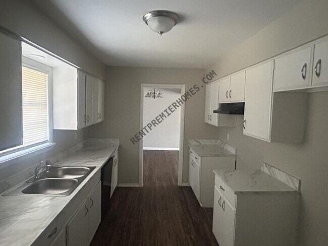 Building Photo - 101 W 31st St