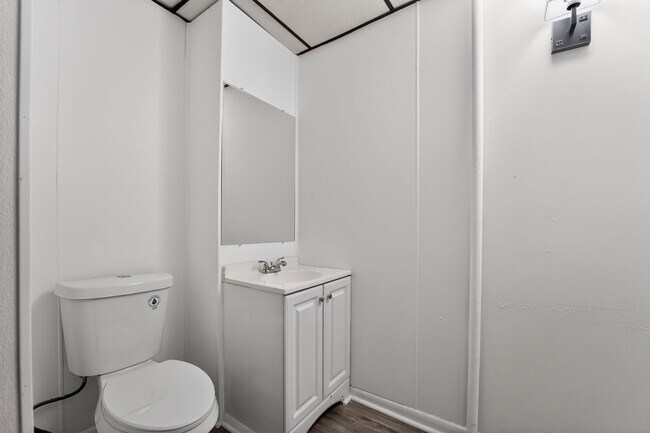 Building Photo - 2 bedroom 1.5 bath rowhome for rent in Baltimore