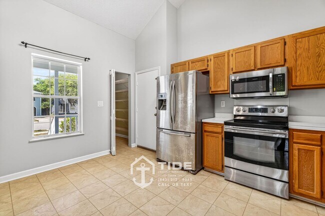 Building Photo - Modern Living in the Heart of West Ashley