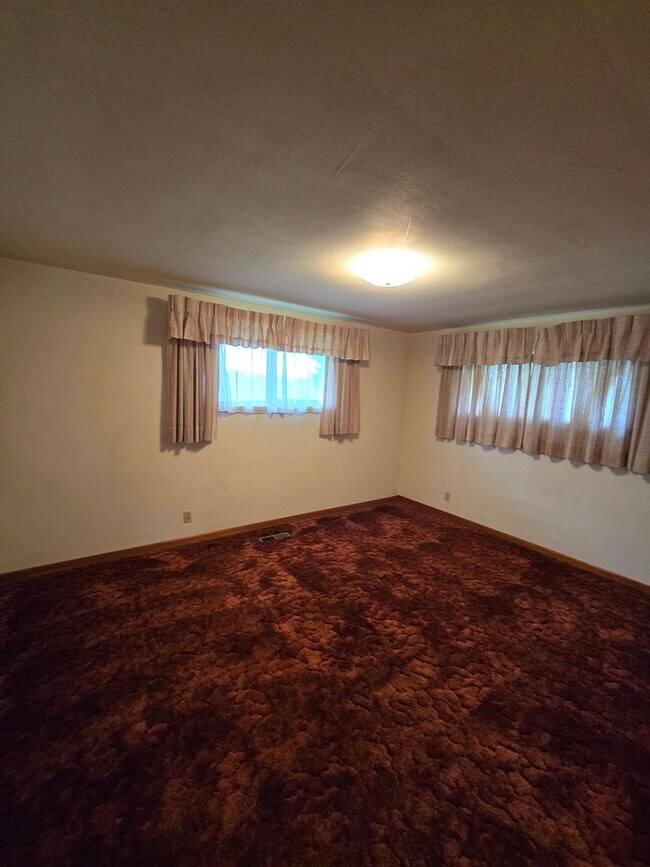 Building Photo - Pet Friendly 3 Bed / 2Bath Home with 2 Gar...