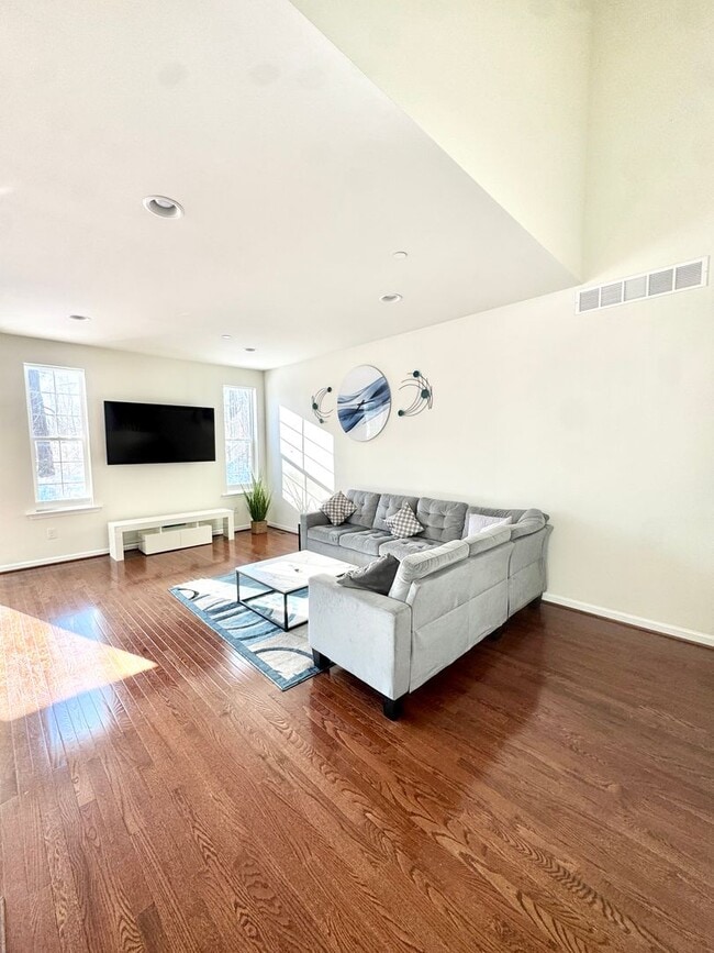 Building Photo - THREE BEDROOM TOWNHOME- PARKLAND SCHOOLS!