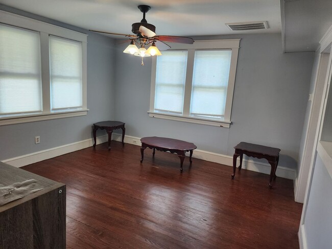 Building Photo - Cute Renovated 2 Bedroom Home with Huge Garage on large lot!