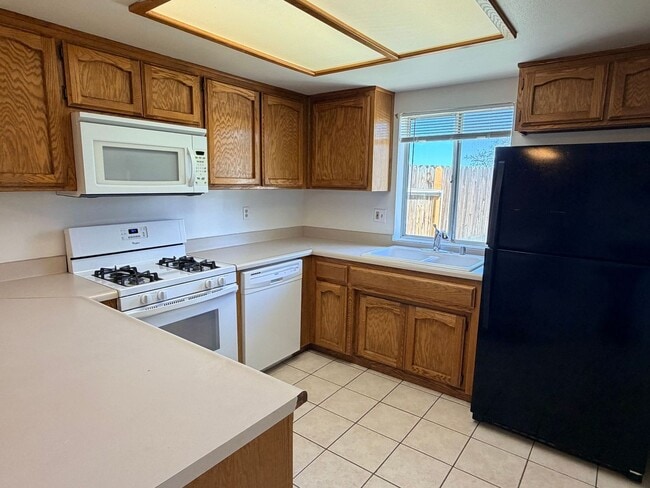 Building Photo - 3+2 w/garage and large fenced backyard