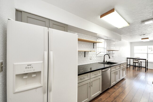 Building Photo - 6230 Grandvale Dr